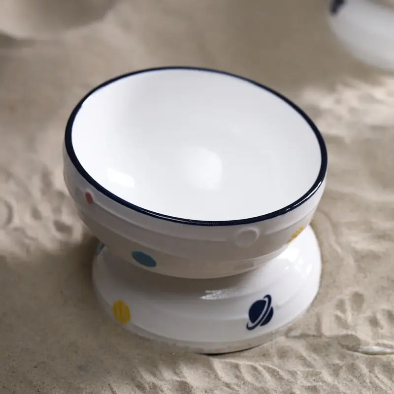 Gamelle de confort optimal pour chats avec design blanc bordé de bleu pour la protection alimentaire