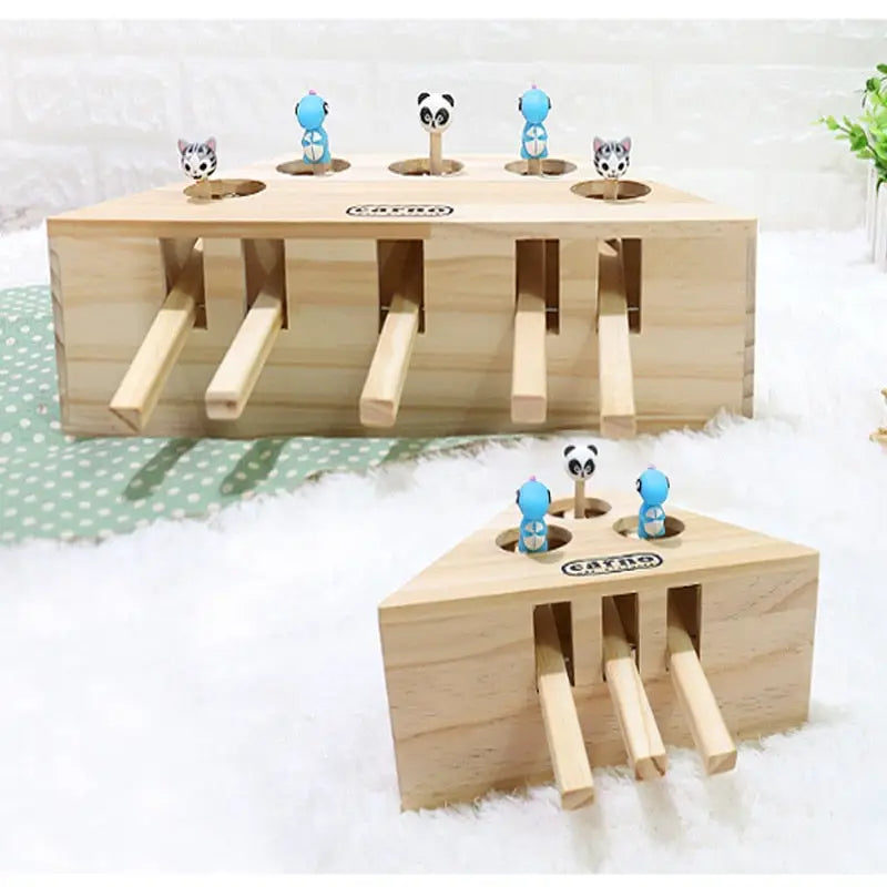 Trois chats jouant sur une table en bois avec le jouet L’instinct Interactive Wooden Mouse Toy