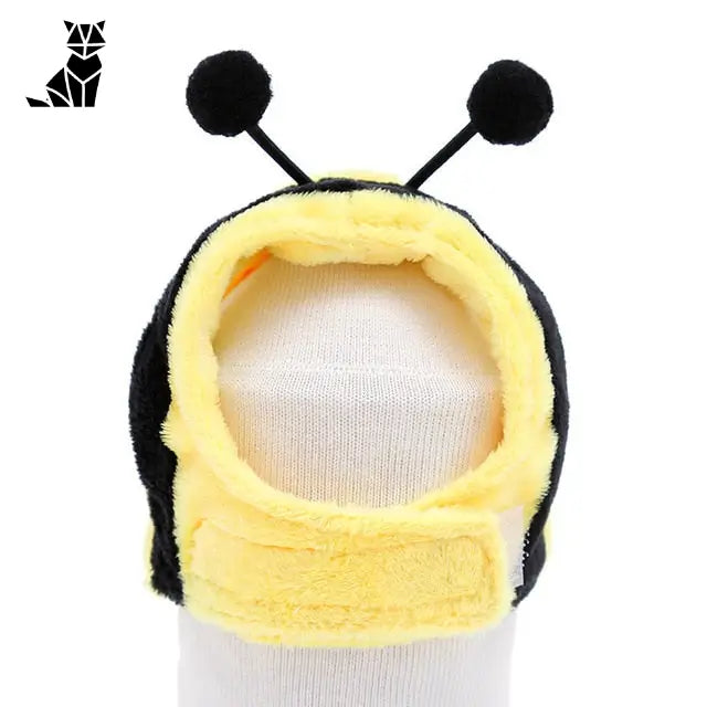 Gros plan sur le chapeau de chat Maya L’Abeille avec une abeille, mettant en valeur son design unique et confortable