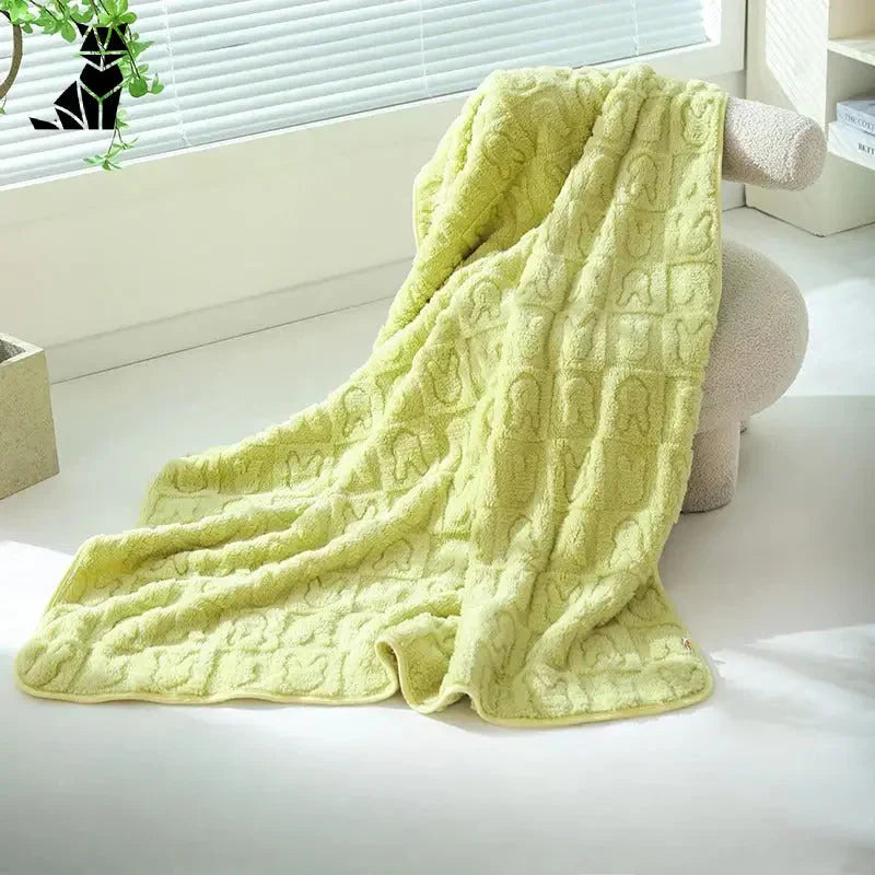 Couverture jaune Cozy Blanket for Cold Nights sur un canapé blanc pour nuits froides