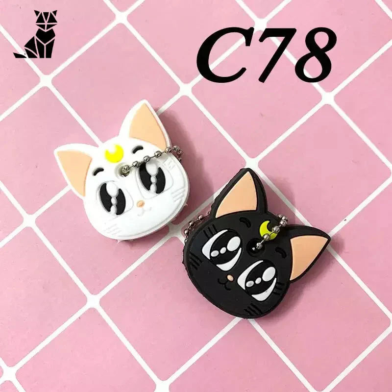 Deux mignons porte-clés en silicone en forme de chat sur fond rose - Lot de 2