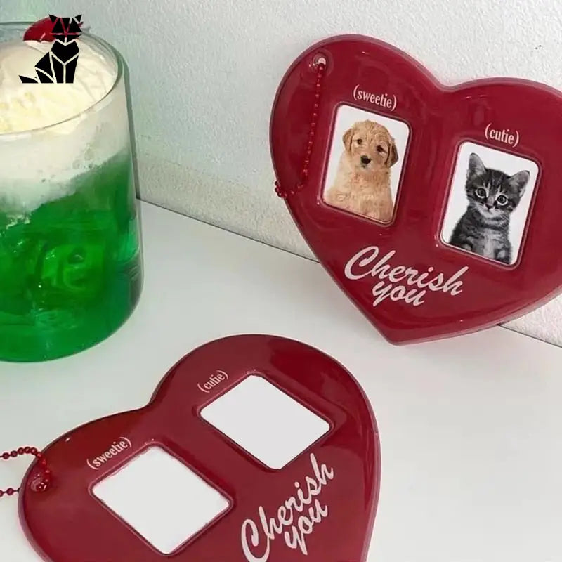 Porte-cartes photo personnalisé en forme d’idole avec cadres en forme de coeur représentant un chat et un chien