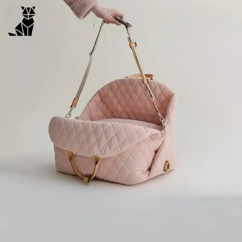 Femme tenant un sac de transport et un lit de voyage matelassé rose pour chiens - idéal pour les petits chiens