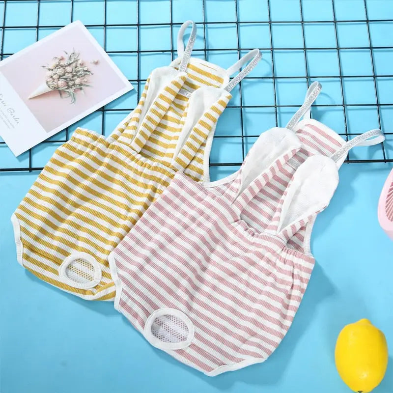 Bébé fille en short physiologique rayé et lavable pour chiens - style et confort